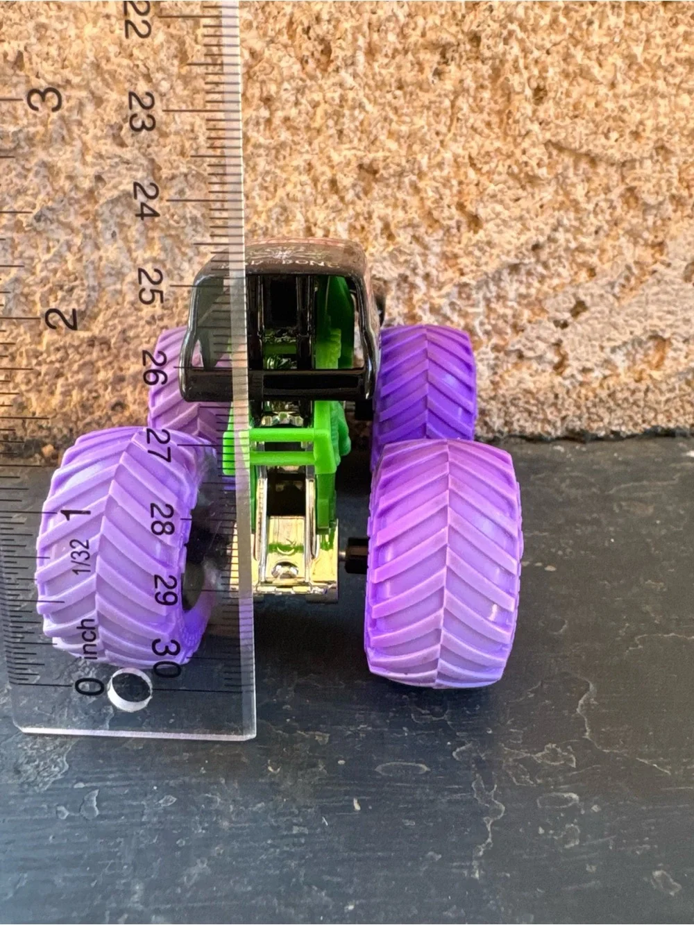 Monster‎ Truck Grave Digger Purple Wheels 1:64