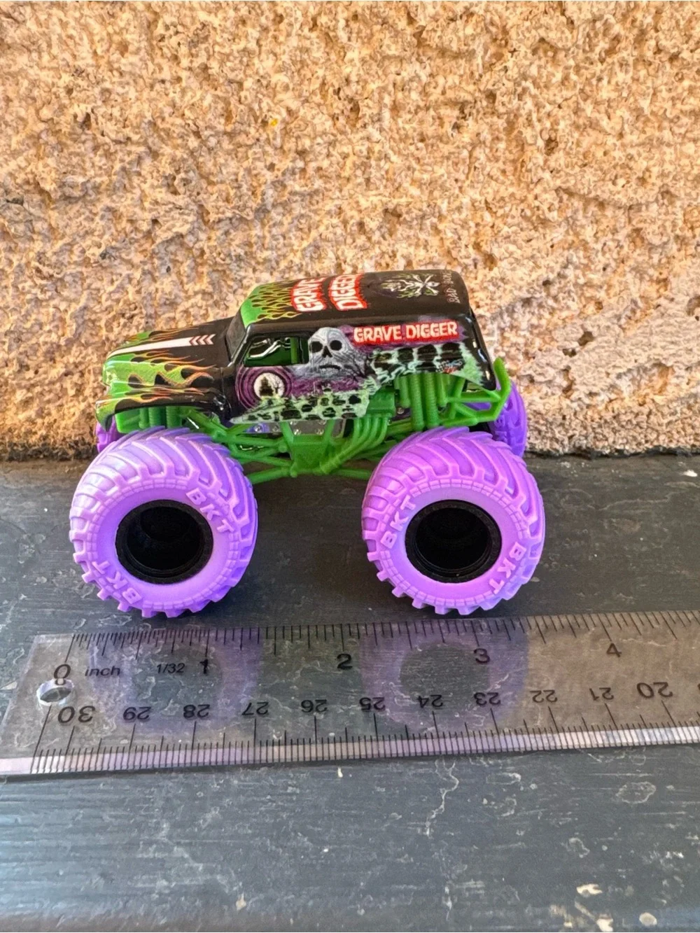 Monster‎ Truck Grave Digger Purple Wheels 1:64