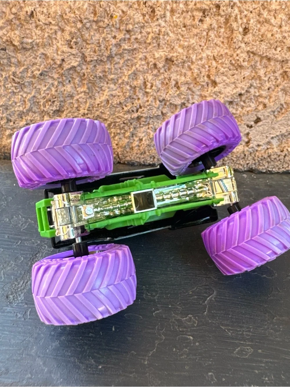 Monster‎ Truck Grave Digger Purple Wheels 1:64