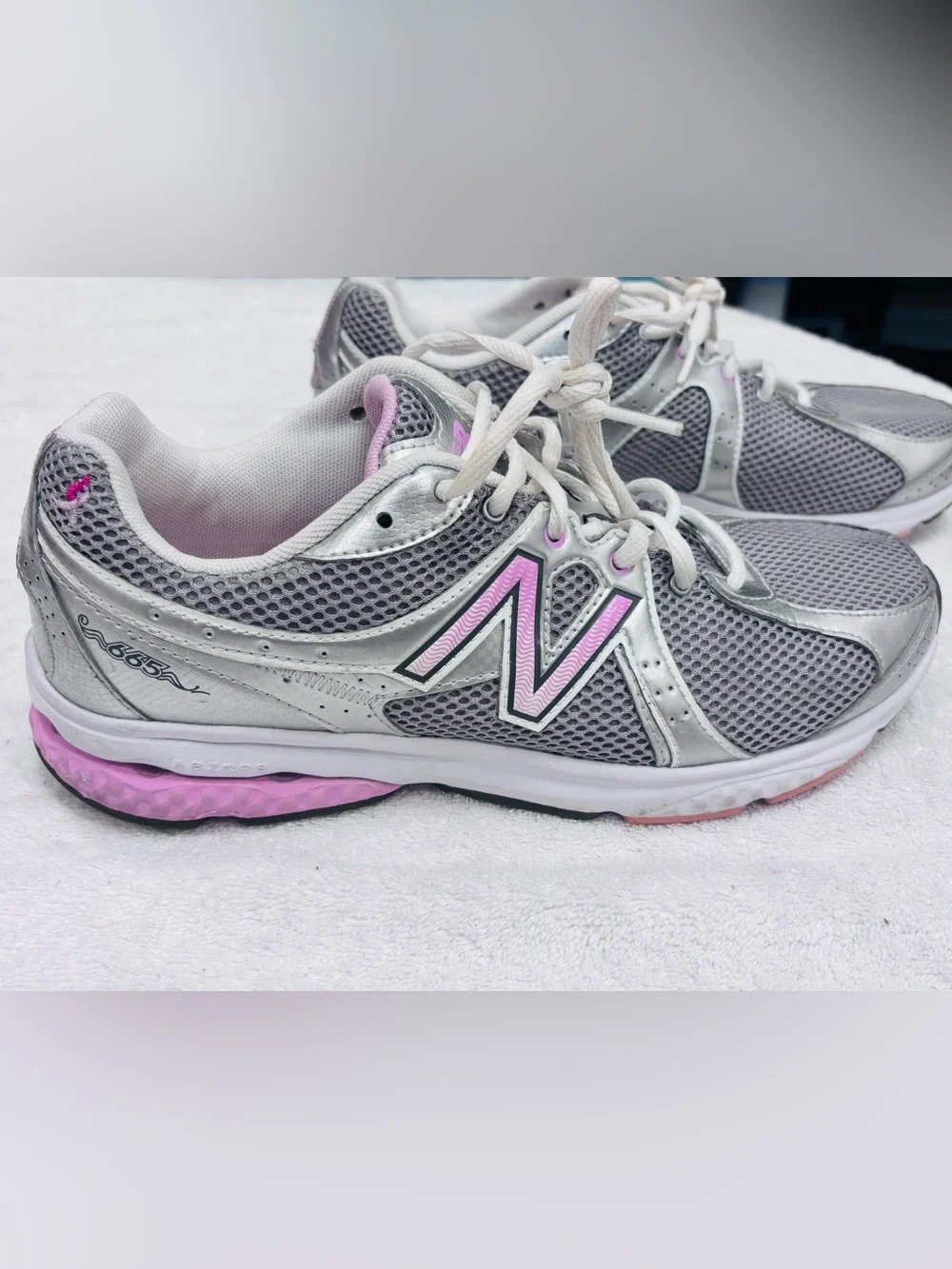 Almost Brand New Women’s New Balance Sneakers - Size 9.5 US / 41 EU - Box 17A