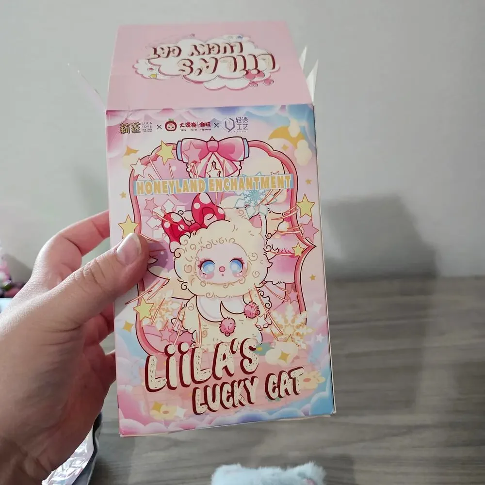 Lilla Lucky Cat Honeyland Enchantment Vinyl Plush Pendent OPEN BOX Blueberry