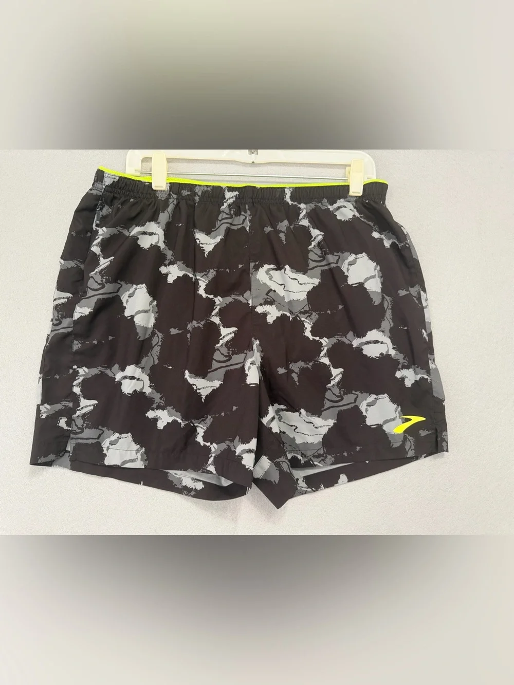 Brooks Men’s Running Shorts Large Black/Gray Camo Lined Mesh Drawstring