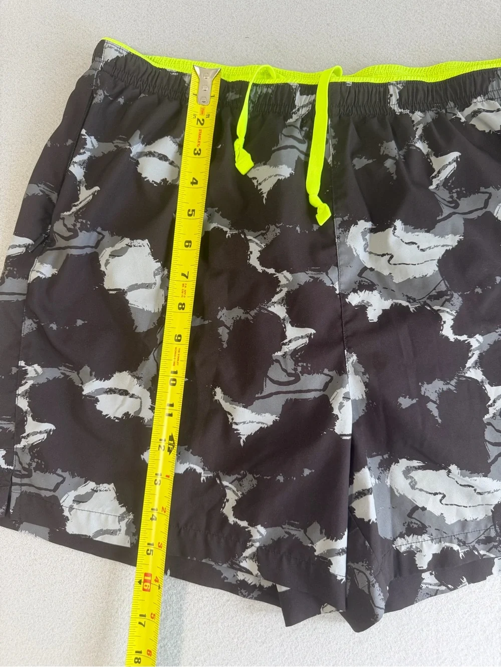 Brooks Men’s Running Shorts Large Black/Gray Camo Lined Mesh Drawstring
