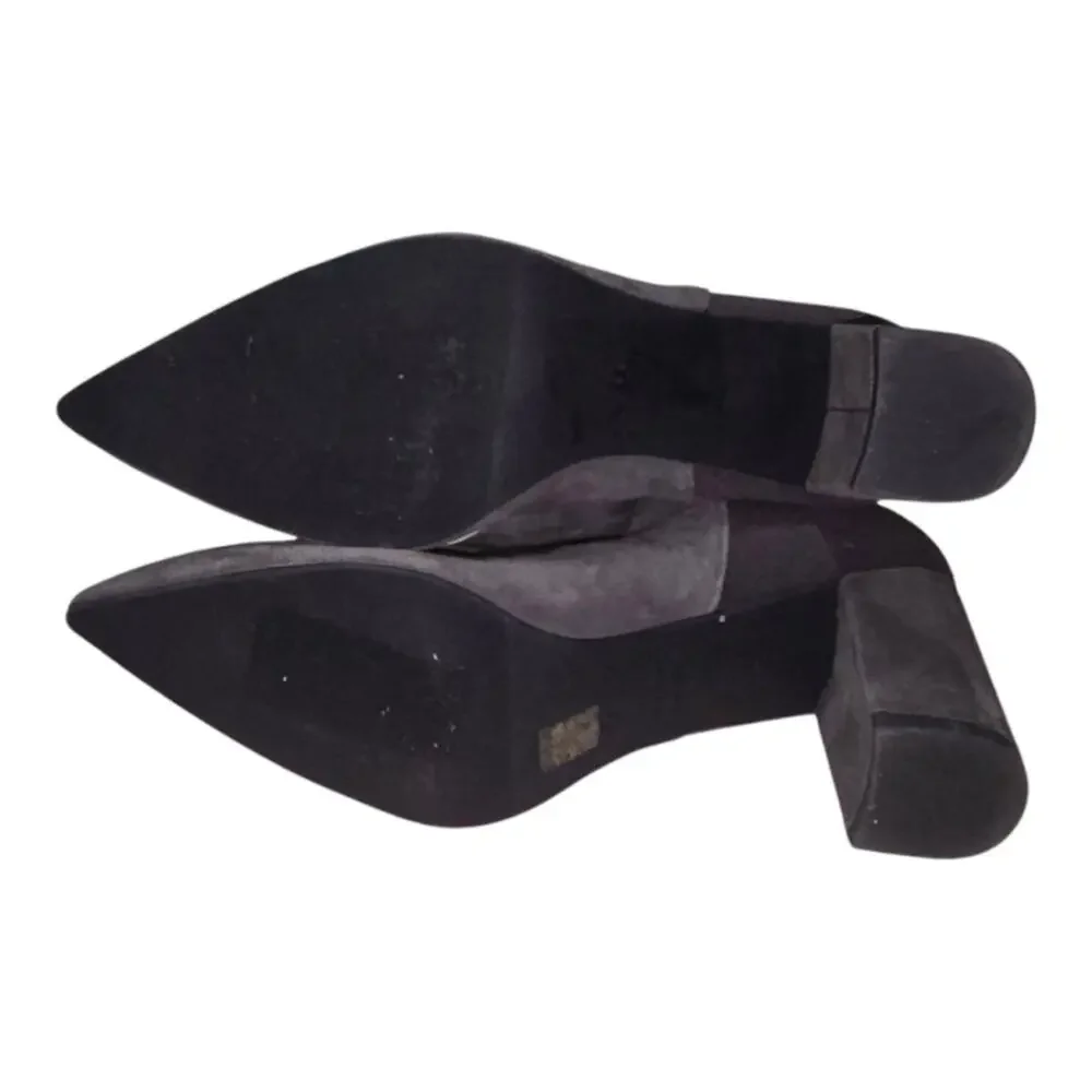 Stuart Weitzman commanding style