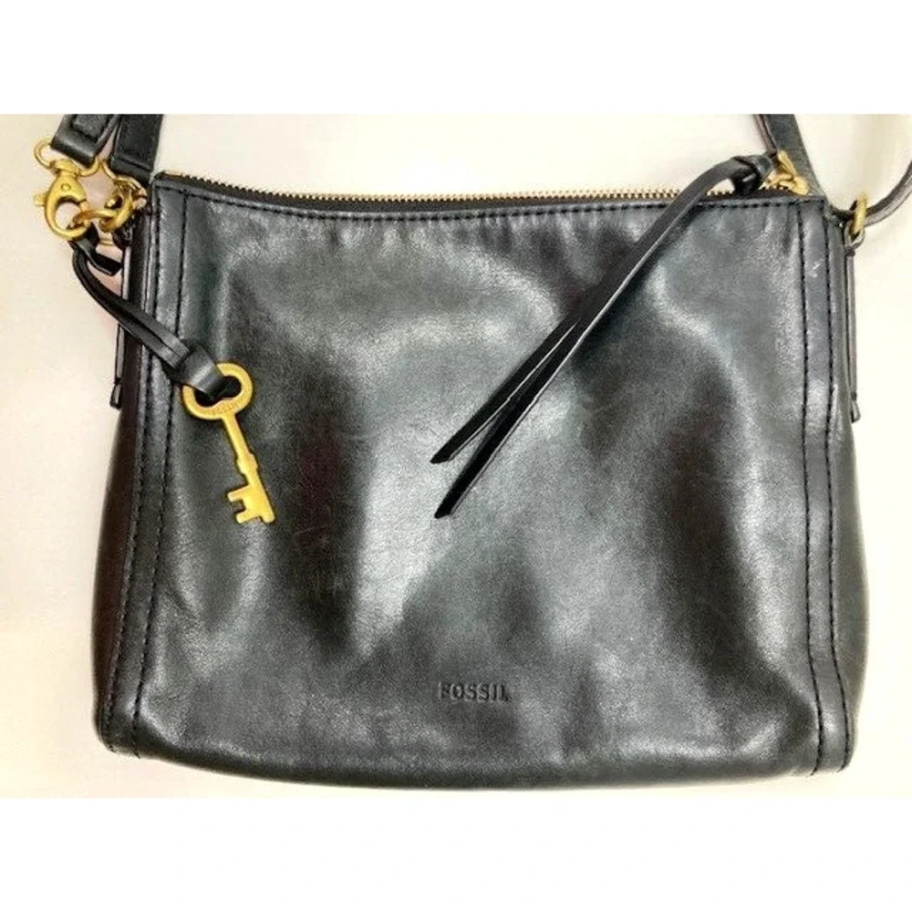 Fossil Emma EW Crossbody Bag Genuine Leather Black w/Gold Keychain pre-owned‎