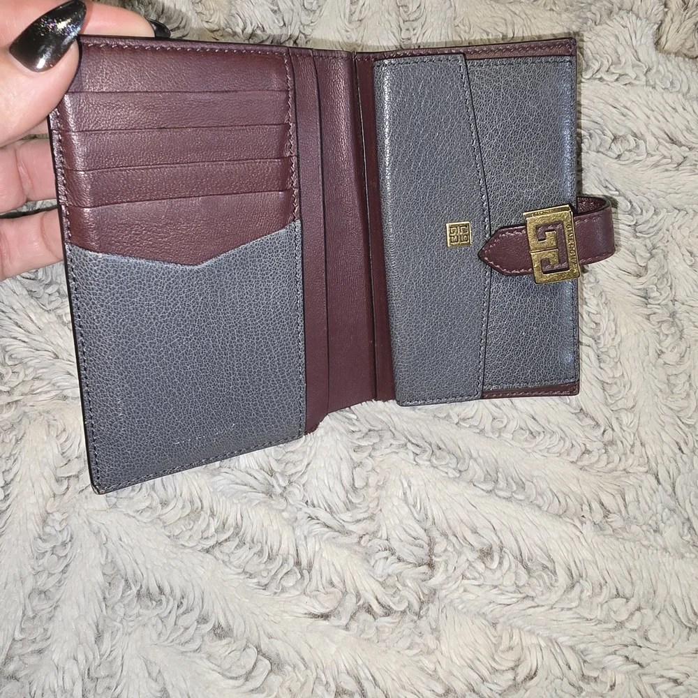 Givenchy compact versatile closure