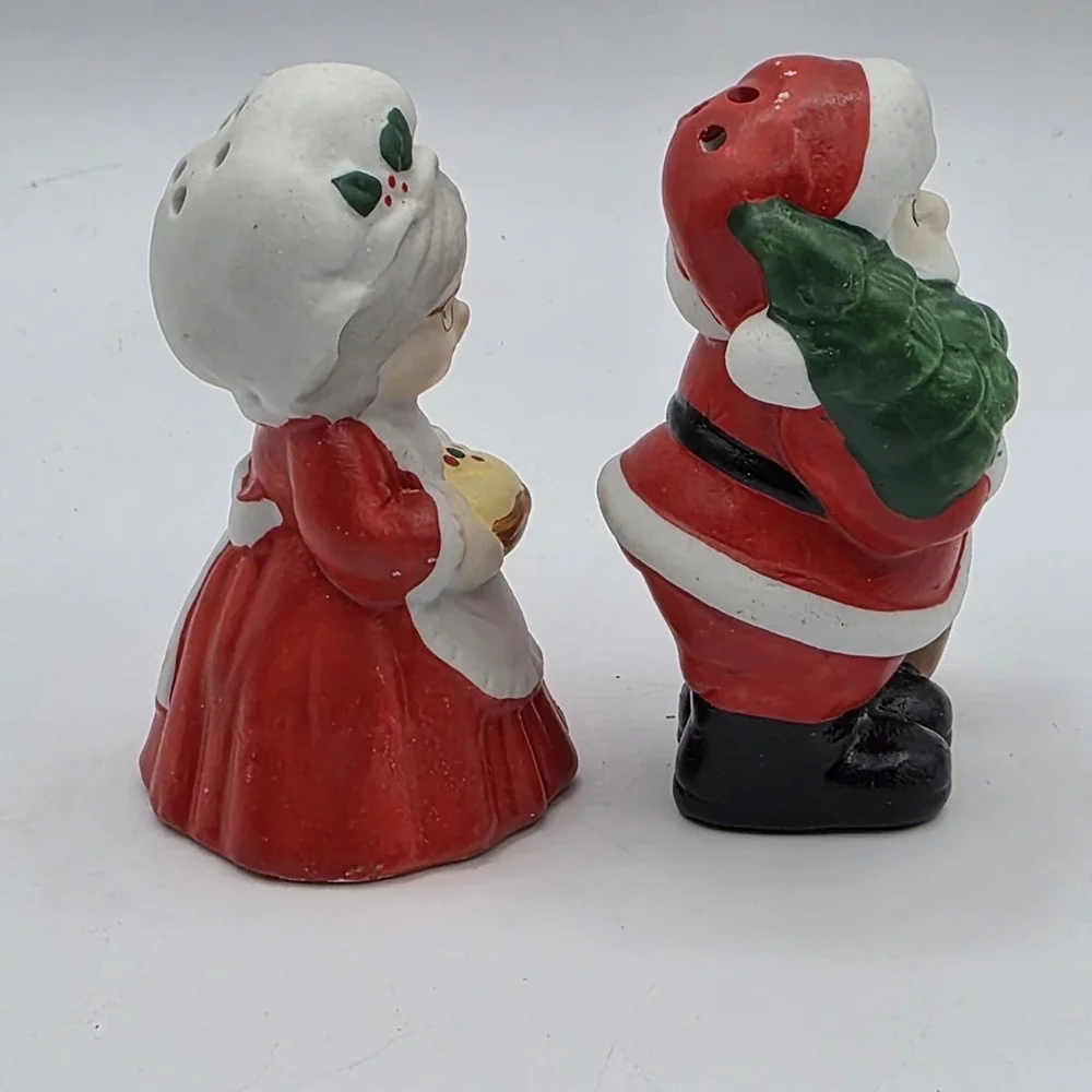 Santa‎ & Mrs Claus Salt & Pepper Shakers Ceramic Red Set Of 2 Christmas Decor