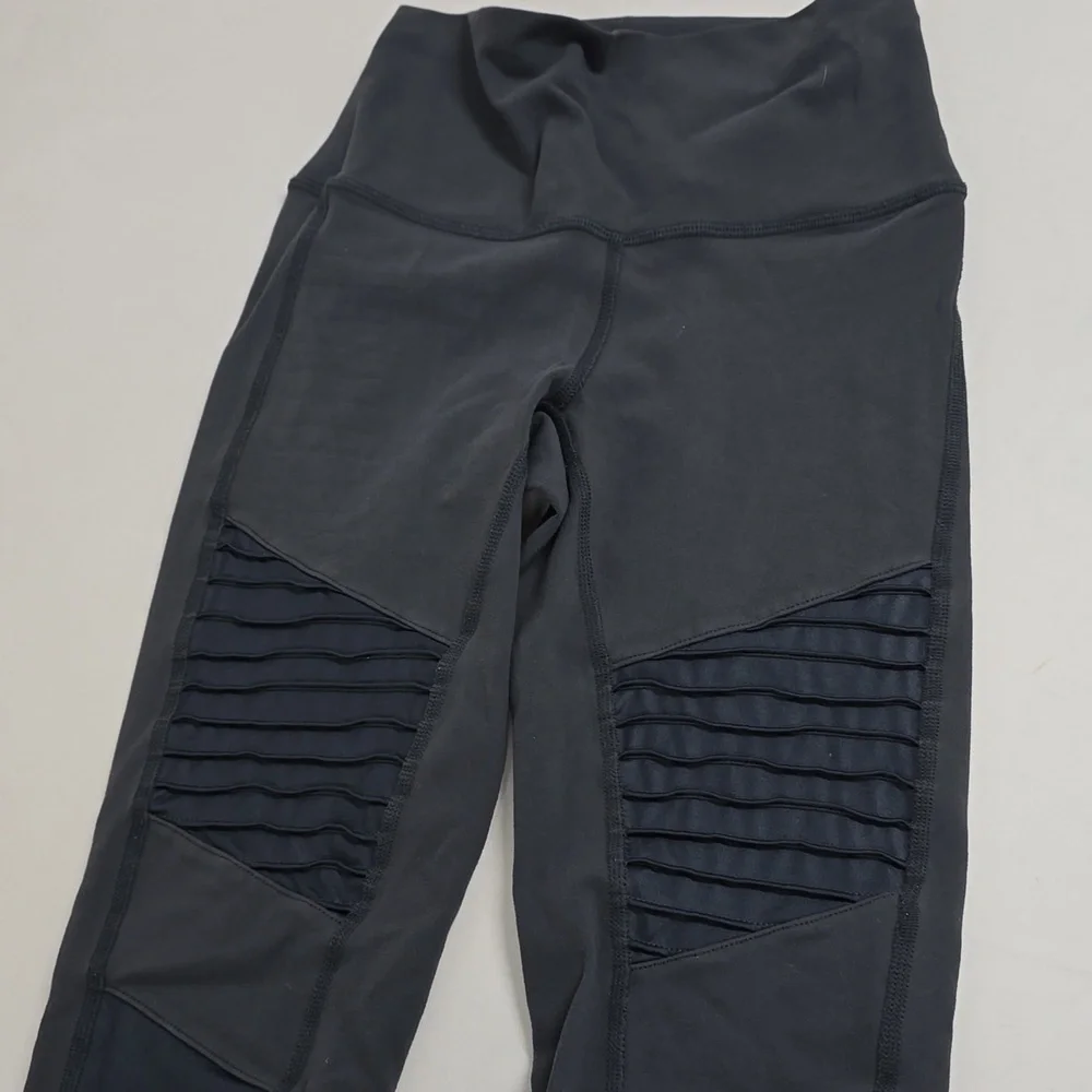 ALO YOGA MID-WAIST MOTO LEGGING