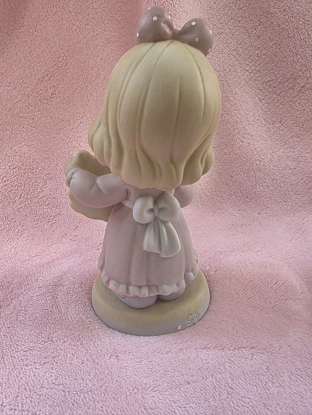 Precious Moments displayed approximate