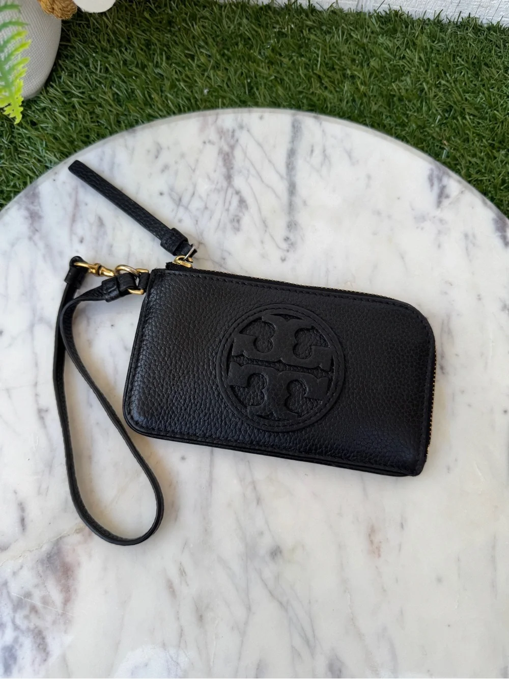 Tory Burch Perry Bombe Top-Zip Card Case in black pebbled leather used