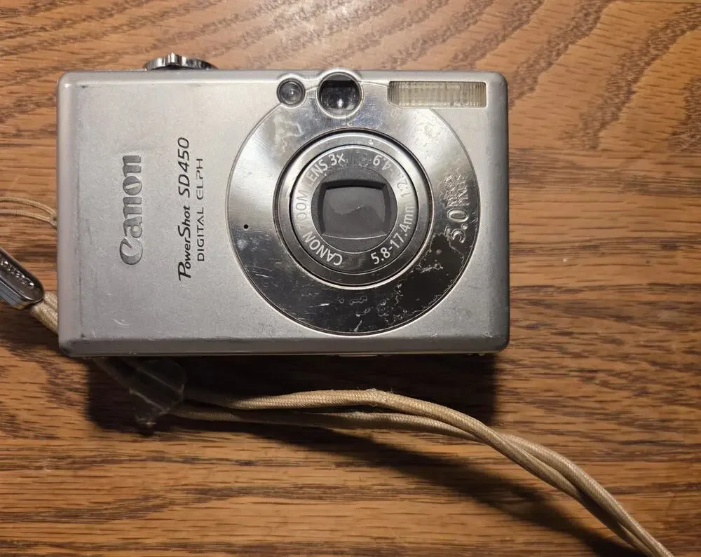 Canon PowerShot SD450 Digital ELPH 5.0MP Camera - For Parts / Broken Screen