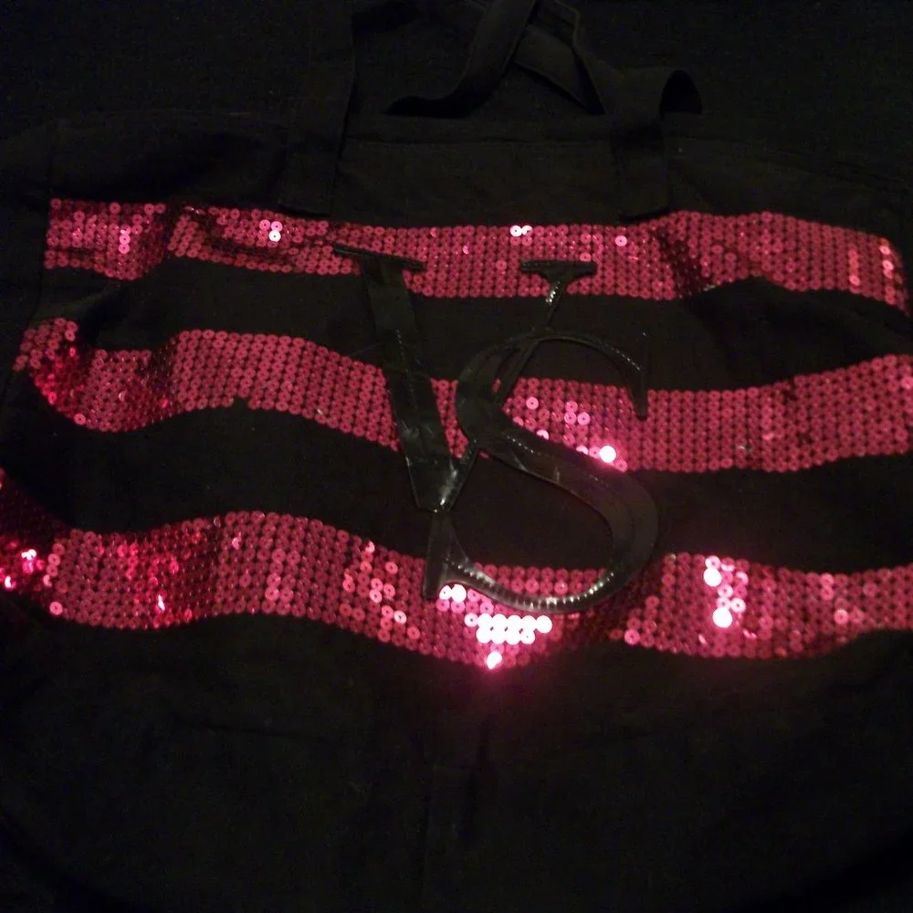 VICTORIAS SECRET SEQUIsNED LG OVERNIGHT BAG