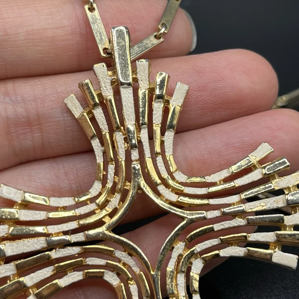 N/A measurements good pendant